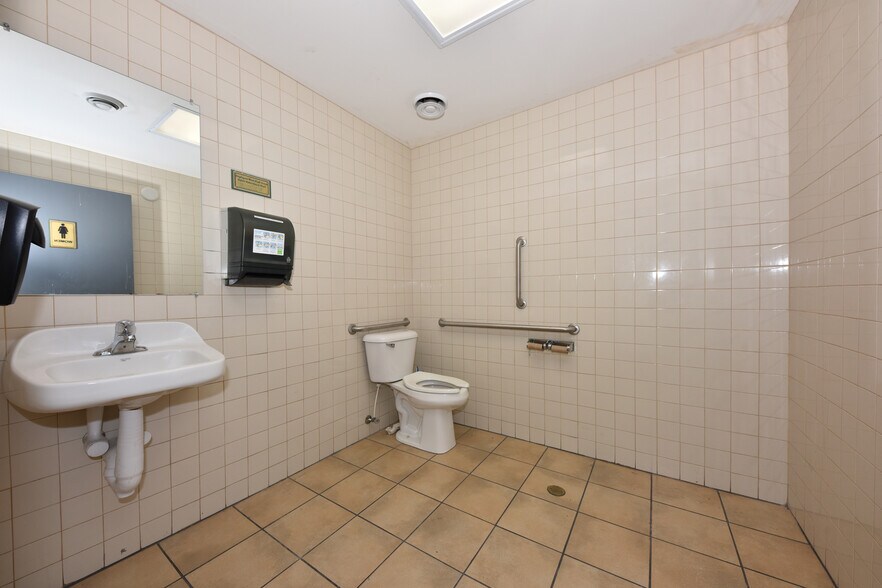 More Photos Of 4001-4015 N Oakland Ave, Milwaukee Apartments For Lease