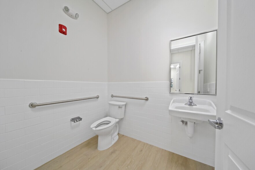 More Photos Of 1340 Commerce way, Stuart Warehouse For Lease