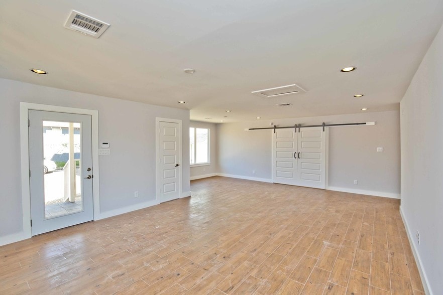 More Photos Of 744 W 18th St, Houston Loft Creative Space For Lease