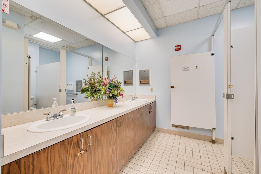 More Photos Of 3170 N McMullen Booth Rd, Clearwater Schools For Lease