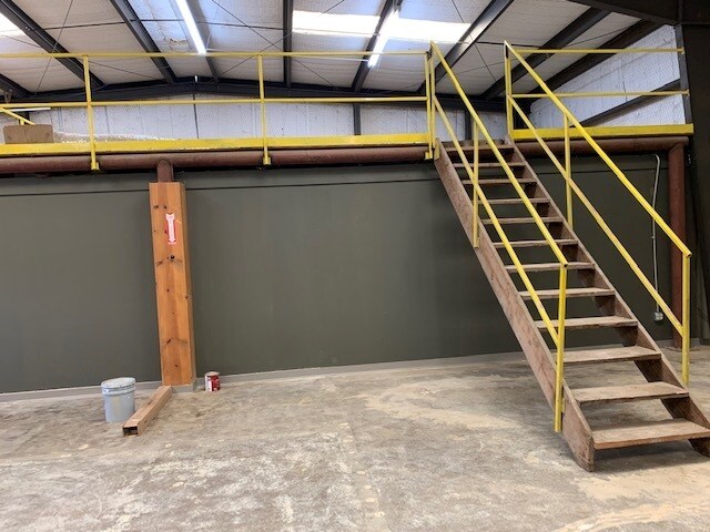 More Photos Of 406-408 Ambassador row, Longview Light Distribution For Lease