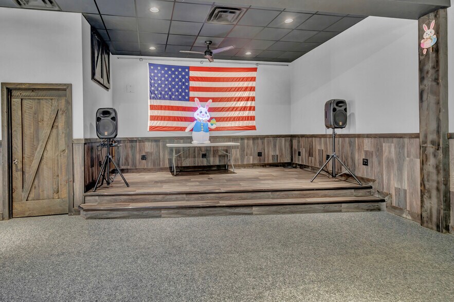 More Photos Of 53 N Howard Ave, Croswell Bar For Sale