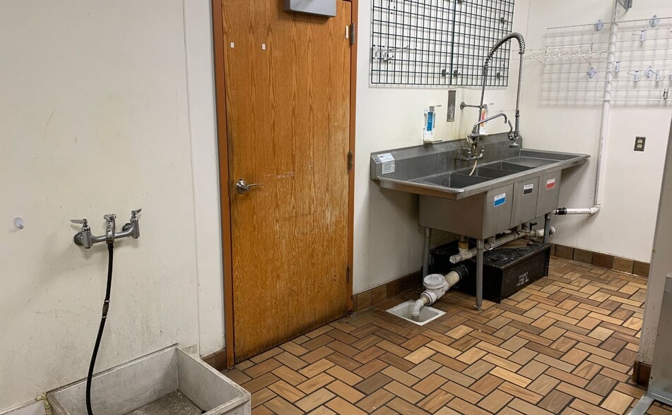 More Photos Of 5555 Zuni Rd SE, Albuquerque Unknown For Lease