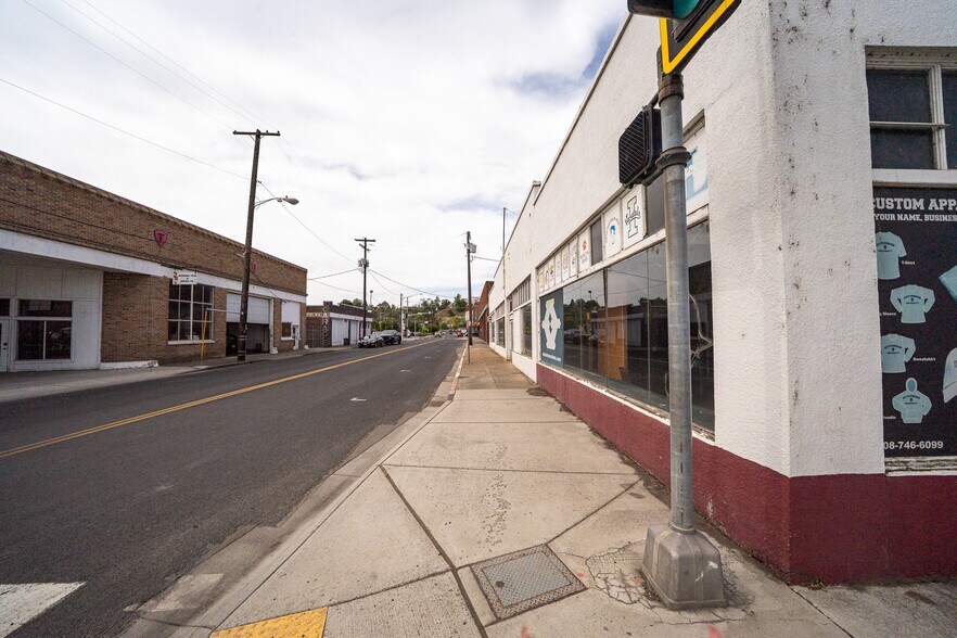 More Photos Of 844 D St, Lewiston Flex For Sale