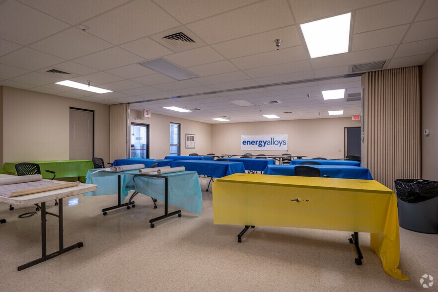 More Photos Of 9450 W Wingfoot Rd, Houston Manufacturing For Lease