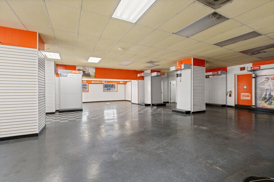 More Photos Of 476 N Main St, Clinton General Retail For Sale