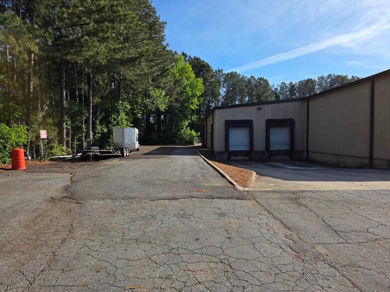 More Photos Of 318 Bell Park Dr, Woodstock Distribution For Lease