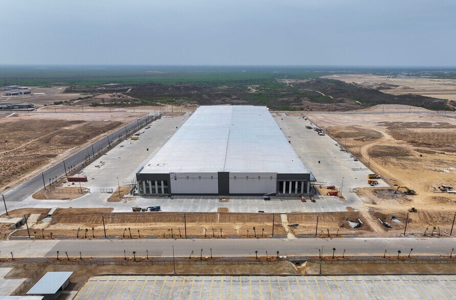 More Photos Of 21648 Kraus Lp, Laredo Industrial For Lease