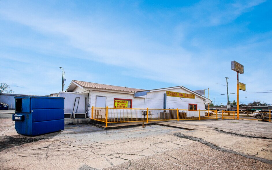 More Photos Of 1801 S 5th St, Leesville Hotel For Sale