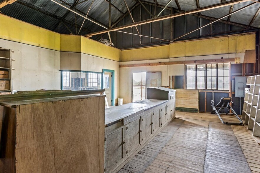 More Photos Of 13109 TX-172 Hwy, La Ward Department Store For Sale