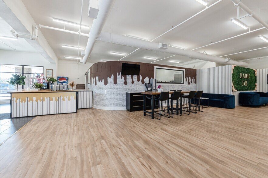 More Photos Of 5500 Merle Hay Rd, Johnston Storefront For Sale