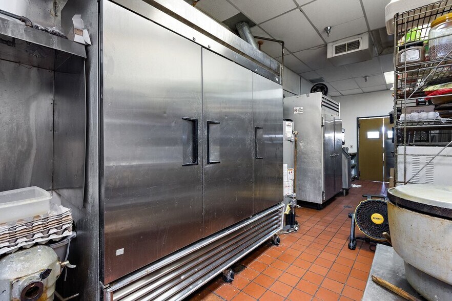 More Photos Of 640-650 W Covell Blvd, Davis Restaurant For Lease