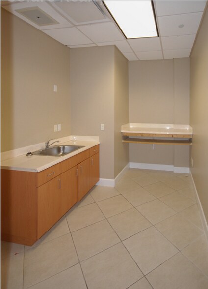 More Photos Of 7751 Kingspointe Pky, Orlando Light Distribution For Lease