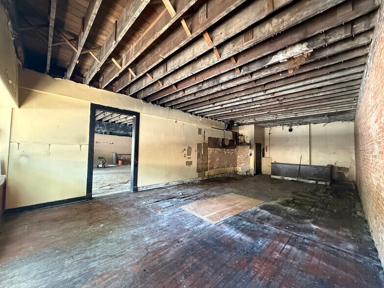 More Photos Of 134 E Main St, New Albany Storefront Retail Office For Lease