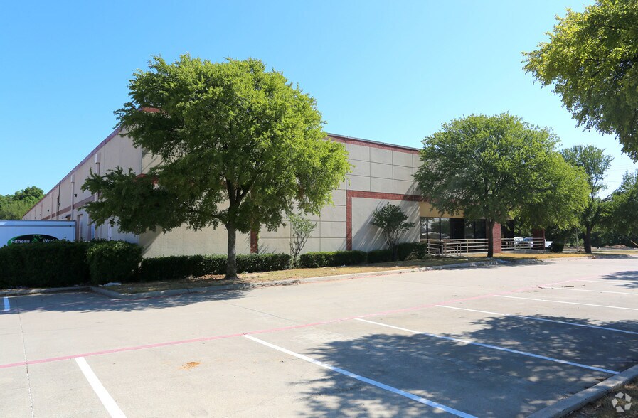 More Photos Of 3923 Morse St, Denton Flex For Lease