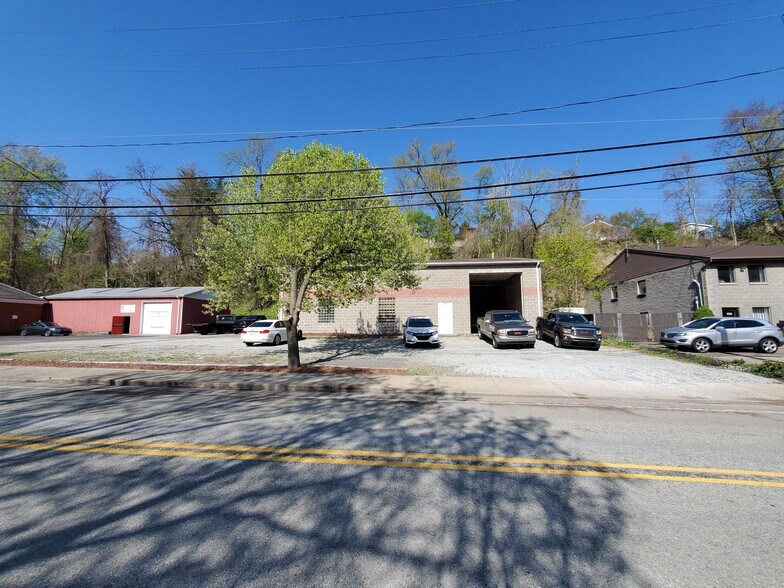 More Photos Of 630 Long Rd, Pittsburgh Showroom For Sale