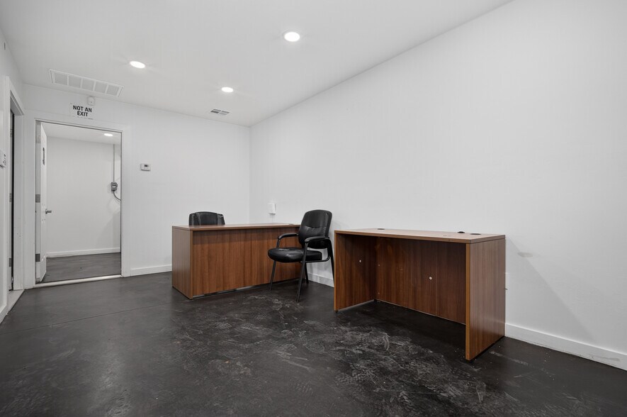 More Photos Of 7811 Kickapoo Ave, Shawnee Warehouse For Lease