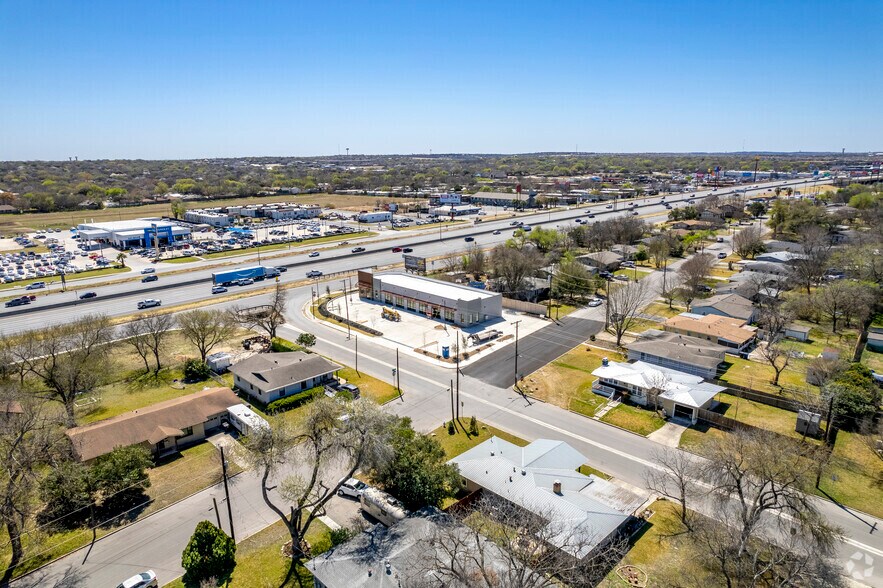 More Photos Of 1430 Unicorn Ave, New Braunfels Storefront For Lease