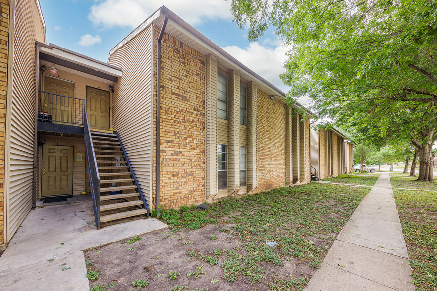 Primary Photo Of 700 N Medina St, Lockhart Apartments For Sale