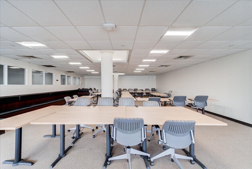 More Photos Of 1 Edgewater St, Staten Island Office For Lease