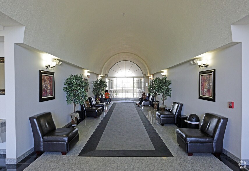 More Photos Of 1170-1254 Walton Blvd, Rochester Hills General Retail For Lease