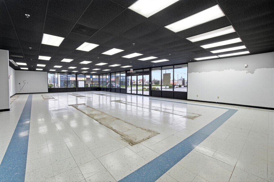 More Photos Of 390 Lancaster Dr NE, Salem Freestanding For Sale