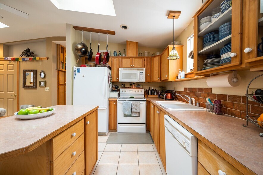 More Photos Of 1324 Commercial, Bellingham General Retail For Sale