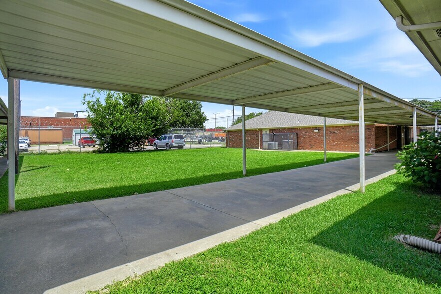 More Photos Of 8202 Elam Rd, Dallas Medical For Lease