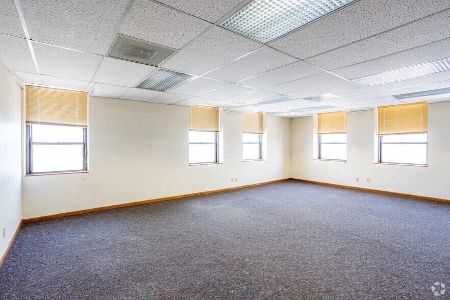 More Photos Of 1003 Central Ave, Fort Dodge Office For Sale