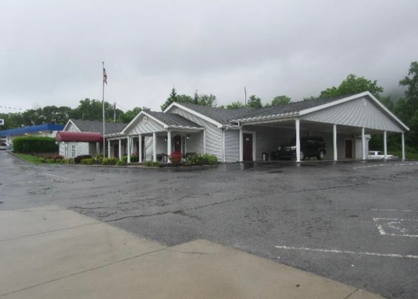 More Photos Of 700 W Central Ave, LaFollette Funeral Home For Sale