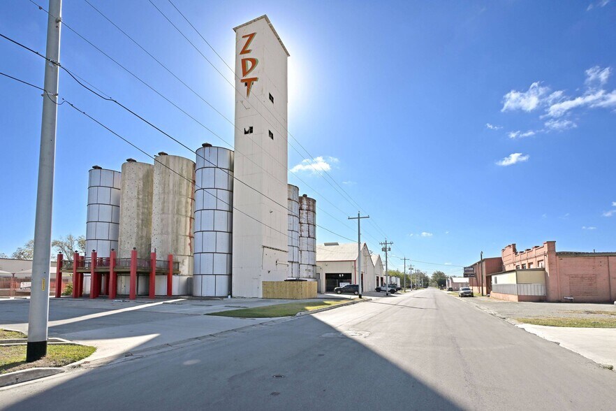Primary Photo Of 1127 Bowie St, Seguin Industrial For Sale