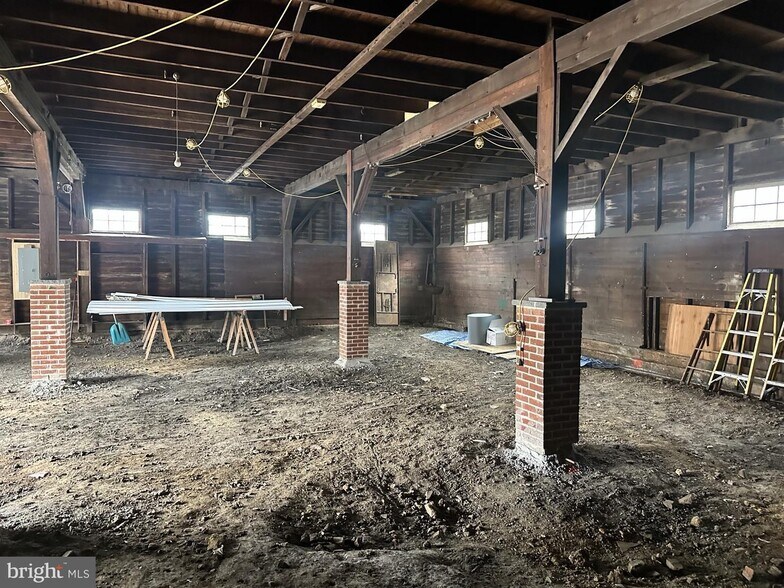 More Photos Of 9 Republic Aly, New Freedom Light Manufacturing For Sale