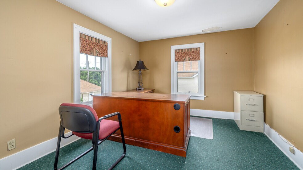 More Photos Of 212 E Margaret St, Iron Mountain Office For Sale