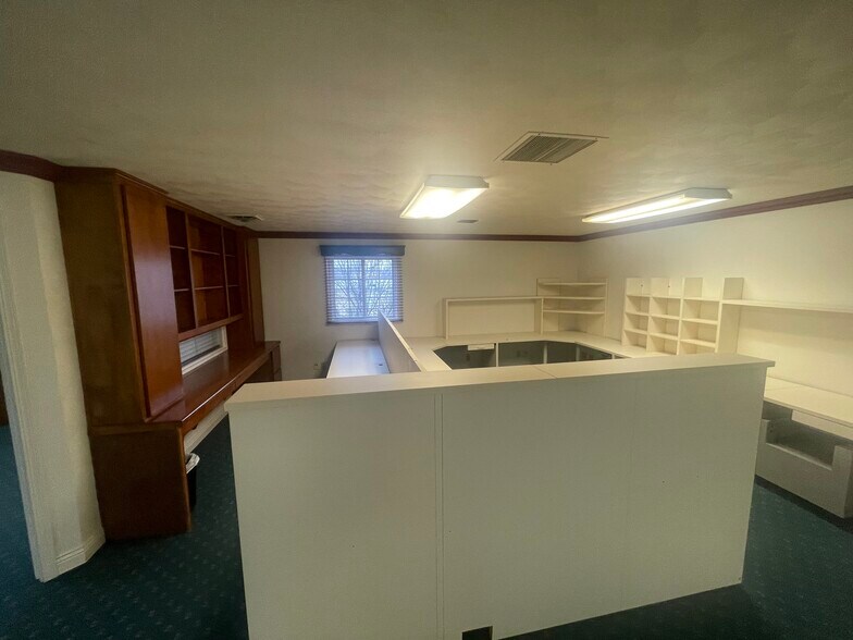 More Photos Of 630 S Green Bay Rd, Neenah Office For Sale