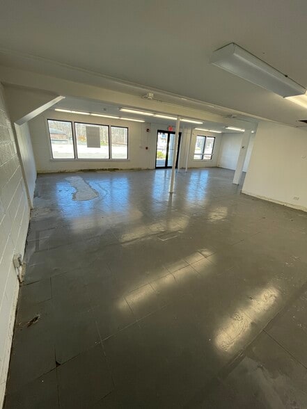 More Photos Of 215 N Waukegan Rd, Lake Bluff Convenience Store For Sale