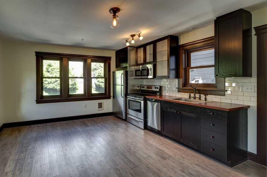 More Photos Of 1634 NW Everett St, Portland Apartments For Sale