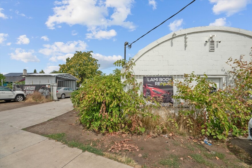 More Photos Of 8705 SE Foster Rd, Portland Manufacturing For Sale