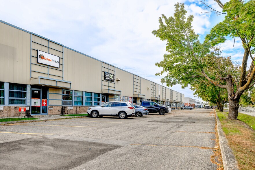 More Photos Of 3515-3531 Boul de la Grande-Allée, Boisbriand Warehouse For Lease