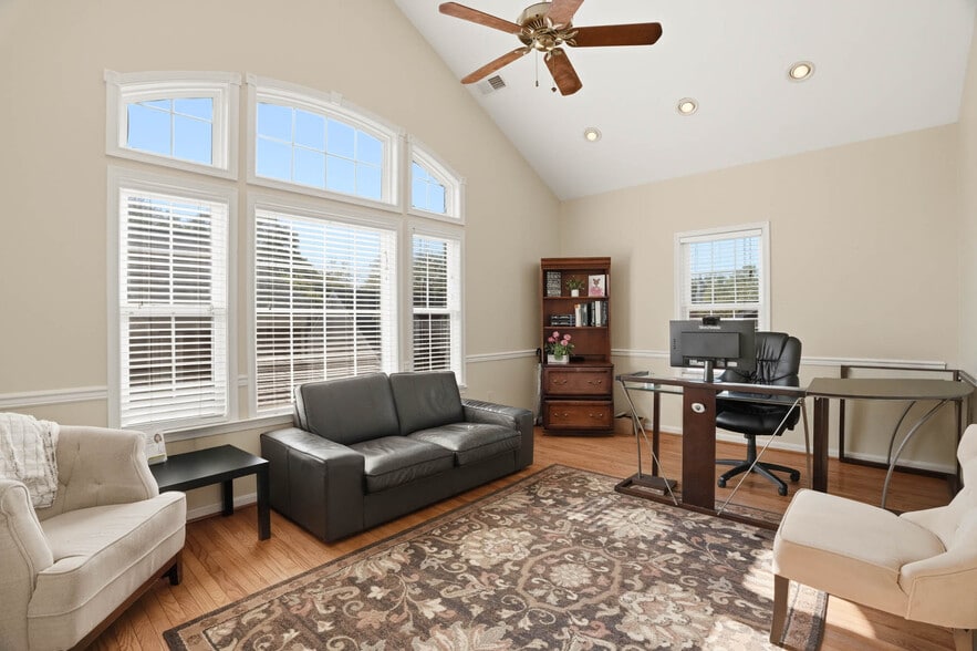 More Photos Of 1662 Village Green, Crofton Office For Lease