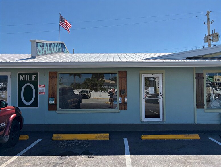 Primary Photo Of 109 7th St N, Bradenton Beach General Retail For Lease