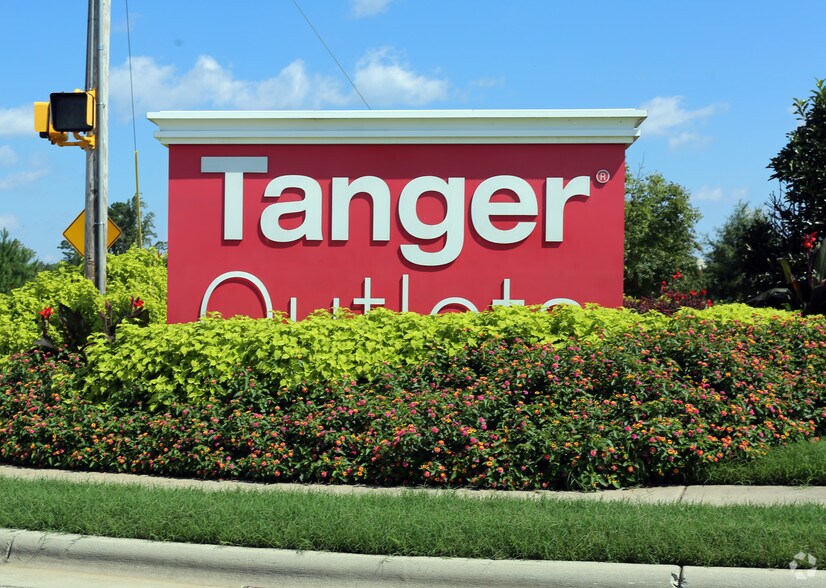 More Photos Of 4000 Arrowhead Blvd, Mebane General Retail For Lease