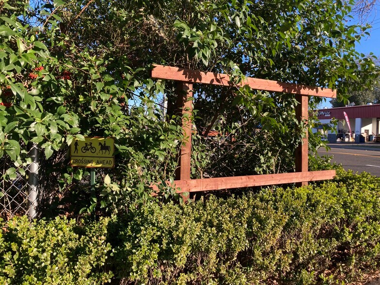 More Photos Of 870 Hartnell Ave, Redding Garden Center For Sale
