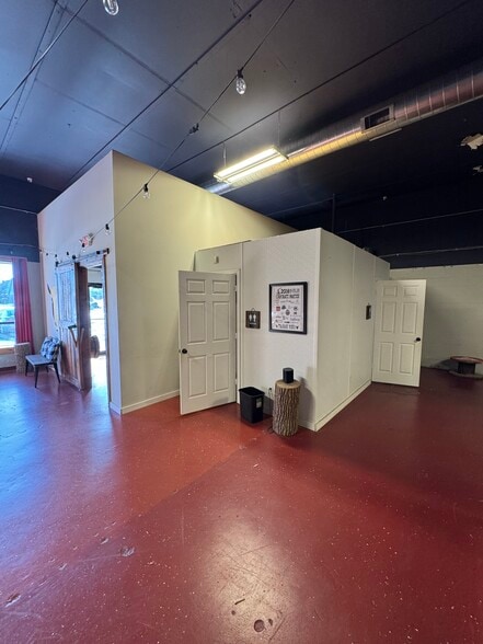 More Photos Of 21 N Plains Industrial Rd, Wallingford Manufacturing For Lease