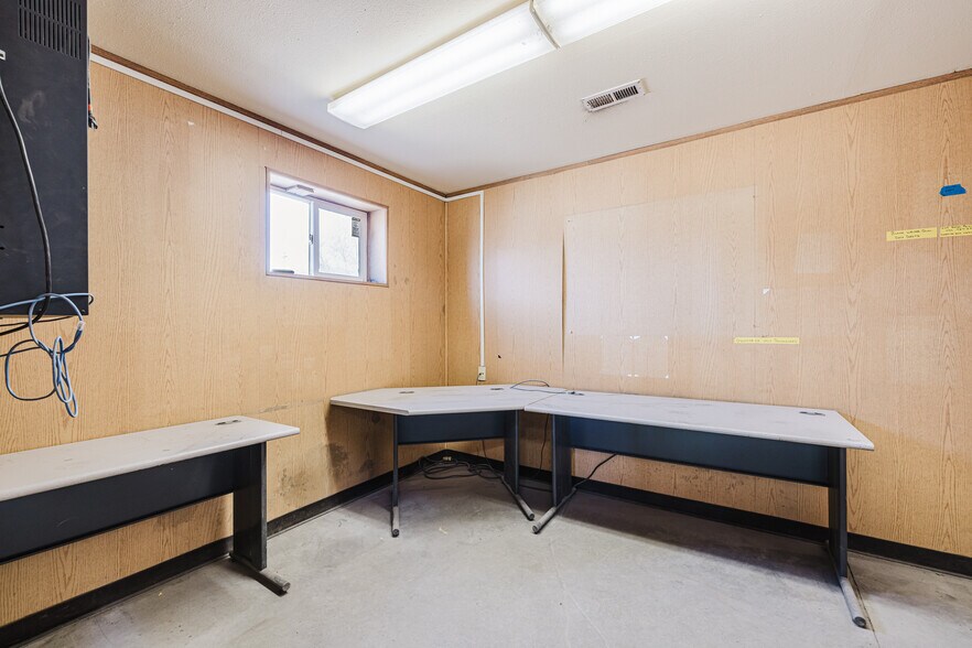 More Photos Of 824 Poplar St, Carlin Industrial For Sale