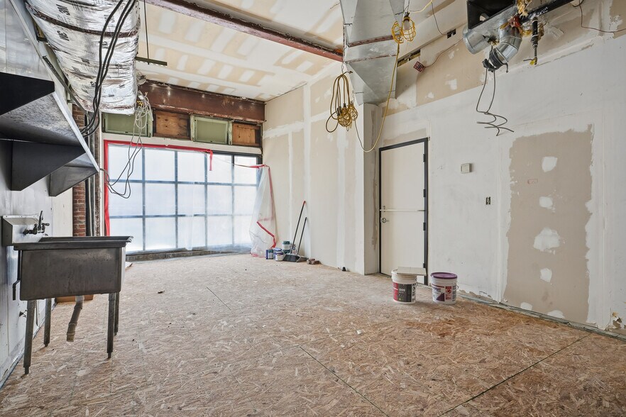 More Photos Of 833 N Market St, Wilmington Storefront Retail Residential For Sale