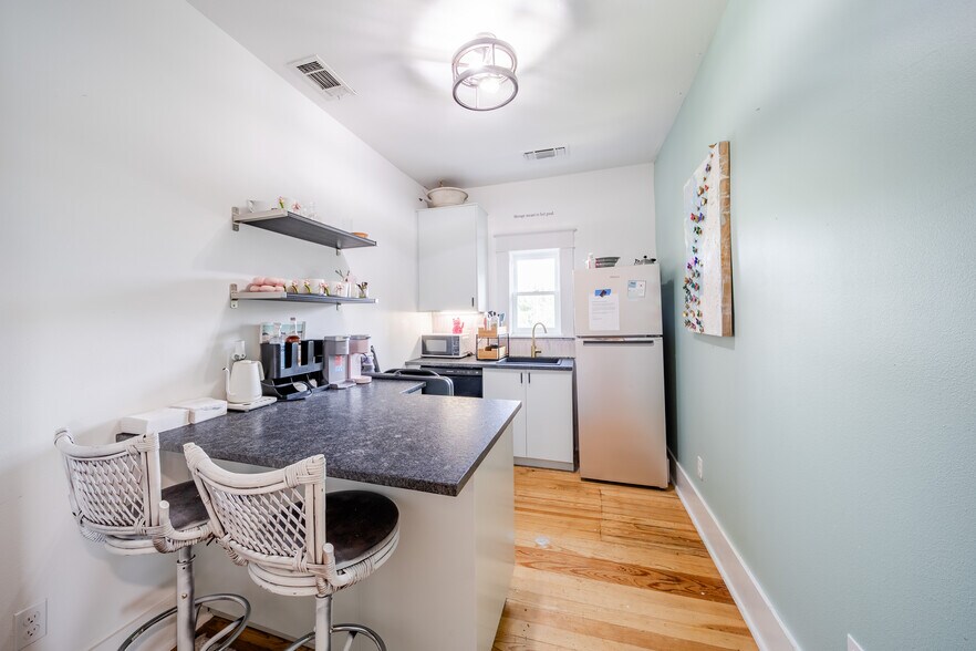 More Photos Of 729 N Bishop Ave, Dallas Office For Sale