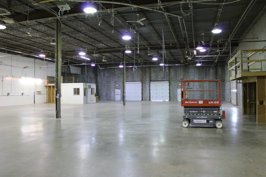 More Photos Of 3320 Terminal Dr, Eagan Distribution For Sale