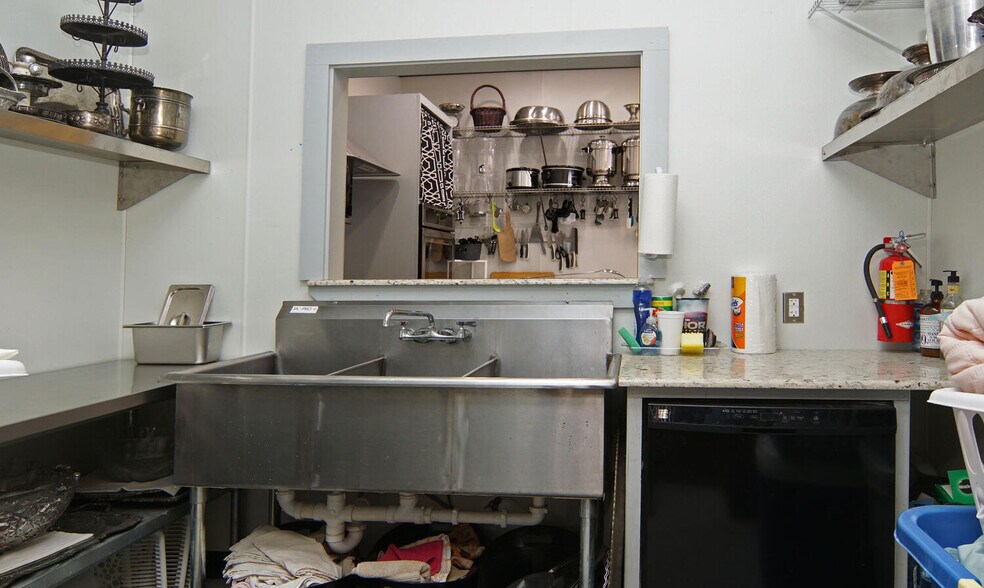 More Photos Of 120 N Austin St, Comanche Bar For Sale