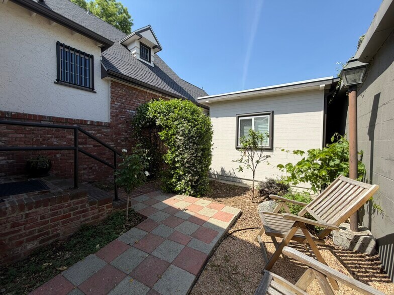 More Photos Of 1191 E Walnut St, Pasadena Office Residential For Lease