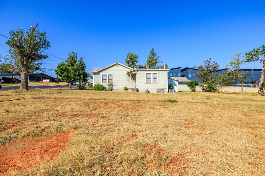 More Photos Of 616 W Live Oak St, Fredericksburg General Retail For Sale